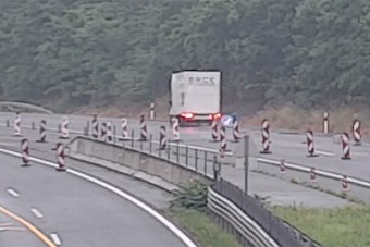 Tolatni kezdett az M4-esen, azonnal beleszálltak