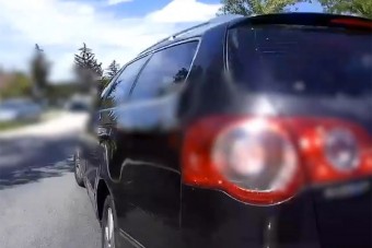 Szirénázó mentőmotoros elé kanyarodott egy autós a Balatonnál