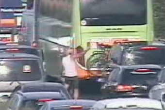 Megállt a sor az M1-esen, erre felült a bringájára és indított egy élőt