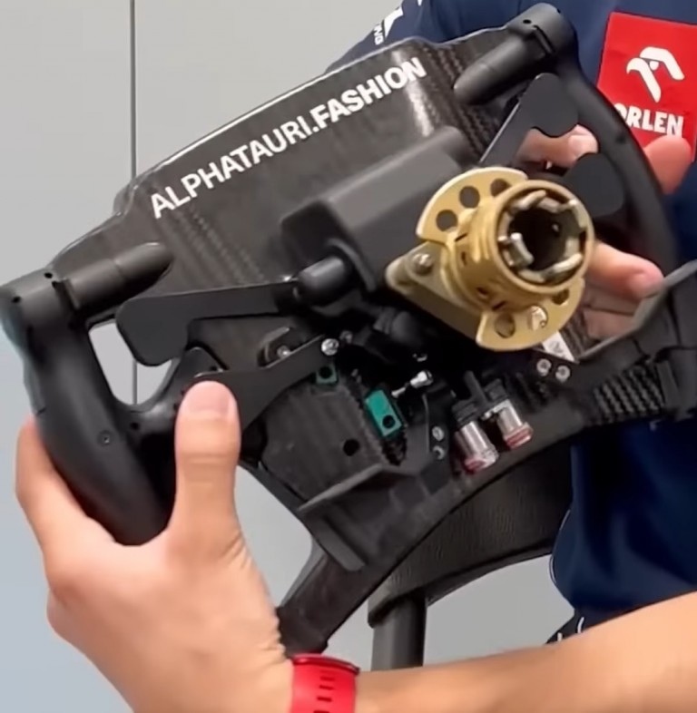 Kézbe vettük Ricciardo 30 milliós F1-es kormányát 6 | Vezess Kézbe vettük Ricciardo 30 milliós F1-es kormányát 6