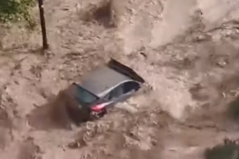 Csónakként hánykolódtak az autók az utcákon, annyi eső esett