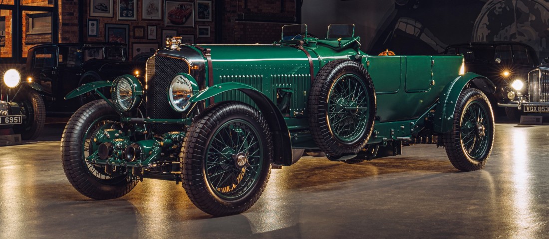 90 éves, mégis vadonatúj ez a luxussportkocsi