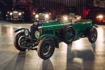 90 éves, mégis vadonatúj ez a luxussportkocsi