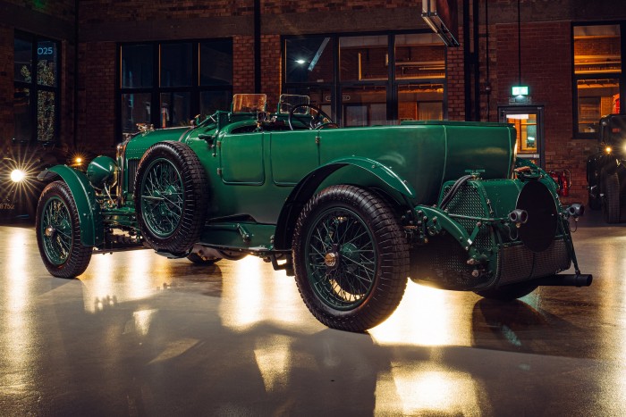 90 éves, mégis vadonatúj ez a luxussportkocsi 6