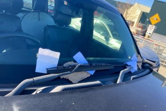 Négy helyre parkolt le, cetlikkel bombázták a dühös autósok