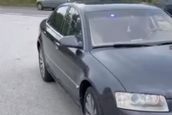 Kékfénnyel próbálta megúszni a dugókat az audis