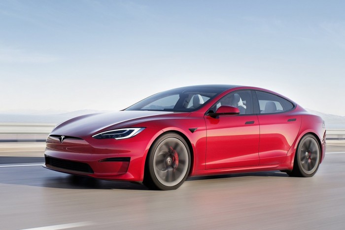 Meglepő extrával árulják a Teslákat