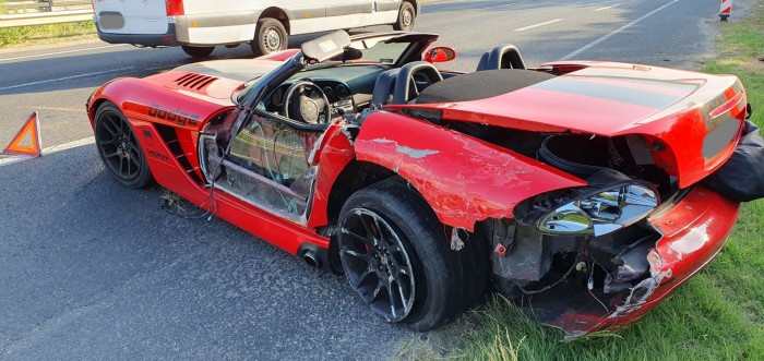 Egy Dodge Viper okozott csúnya balesetet az M7-esen 2