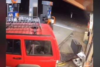 Az évtized legbénább tolvajait rögzítette egy benzinkút kamerája