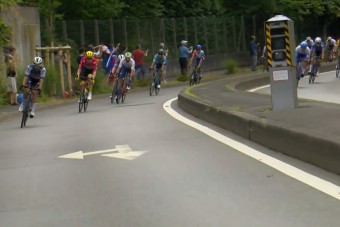 Szépen ereszkedett a Tour de France mezőnye, amikor villant a traffipax