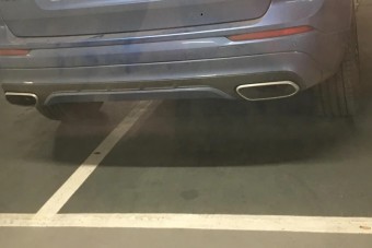 Zseniális fricskával leckéztették meg a két helyre parkoló autóst