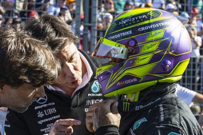 F1: Ezért szólt be a főnök Hamiltonnak