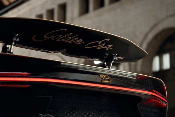 Egymilliárd forintos autót firkáltak össze ceruzával 8