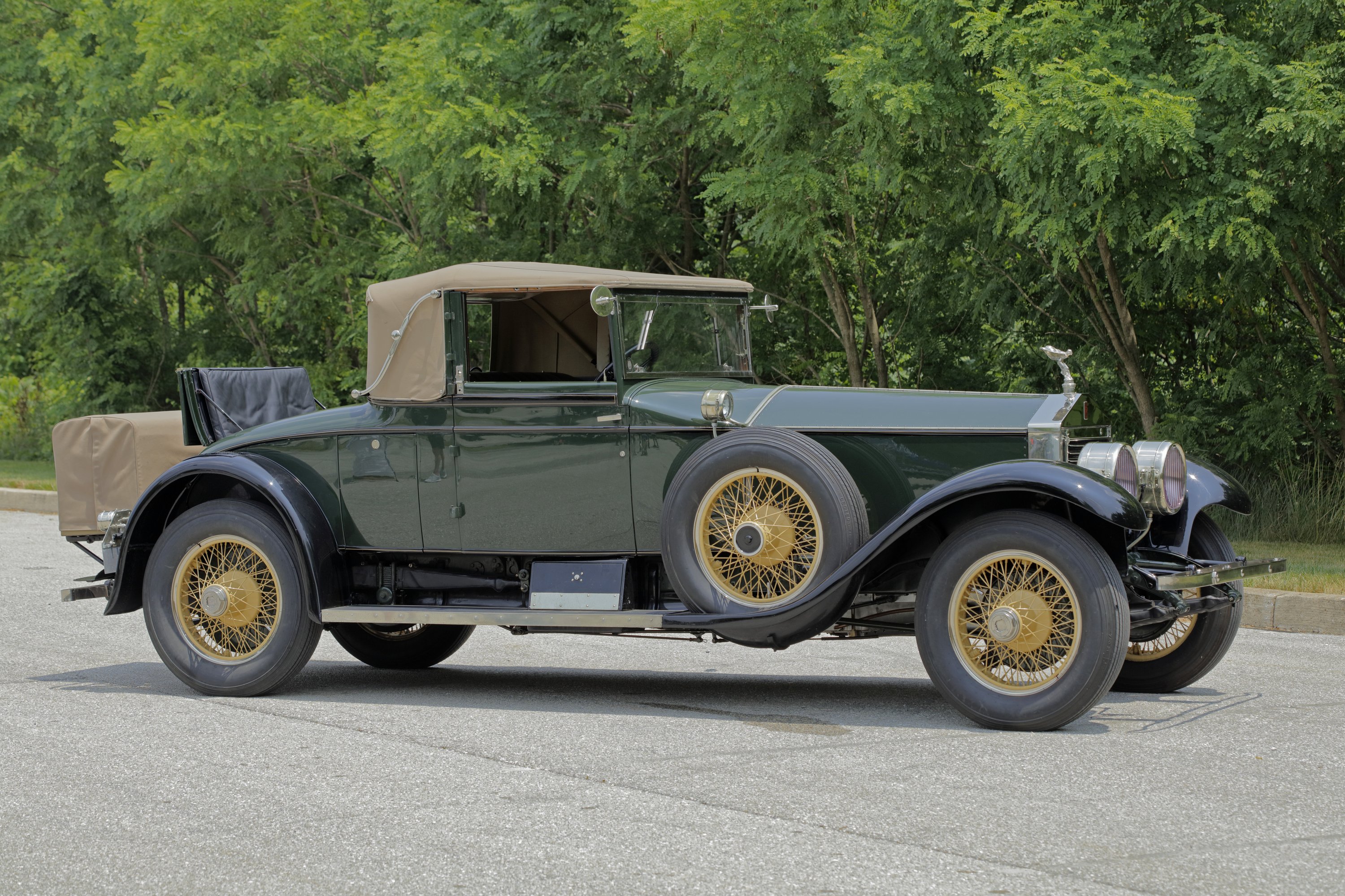 Értelmezhetetlen fényűzést kínál a kétüléses Rolls-Royce 120