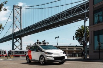 Akár egy ember, nedves betonra hajtott a robottaxi