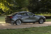 Már simogatásra is reagál a megújult Mazda3 47