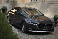 Már simogatásra is reagál a megújult Mazda3 2