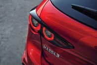 Már simogatásra is reagál a megújult Mazda3 46