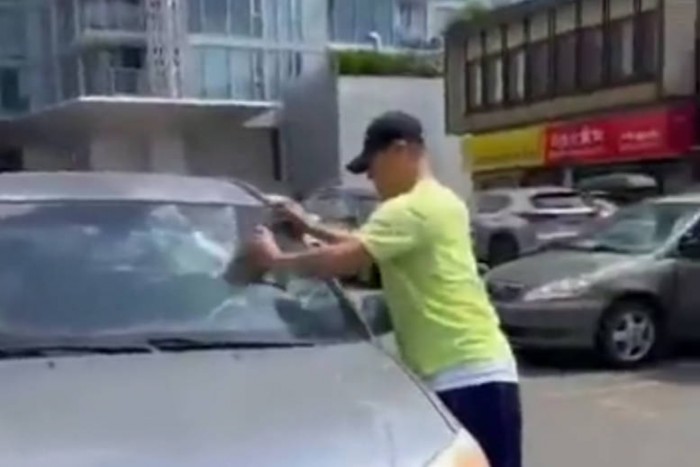 Ezt a gyors, de brutális módszert hagyjuk ki, ha kocsiba zártuk a kulcsunkat