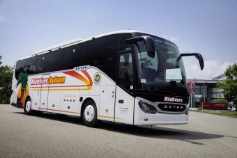 Vigyáz a gyalogosokra ez az ünnepi autóbusz