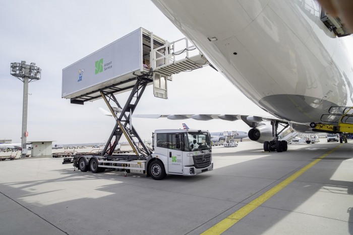 Negyedszázados lett a Mercedes kukásautója 4