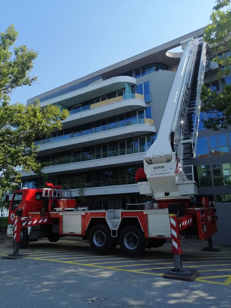 Magyar tűzoltók figyelmeztetnek, hogy a felvonulási terület nem viccnek van felfestve 2 | Vezess Magyar tűzoltók figyelmeztetnek, hogy a felvonulási terület nem viccnek van felfestve 2