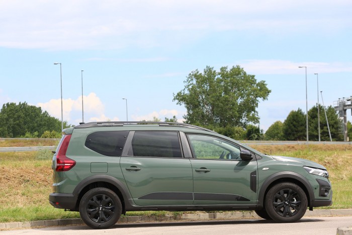 Értelmetlenül drágán tankolunk ebbe a Daciába 18 | Vezess Értelmetlenül drágán tankolunk ebbe a Daciába 18