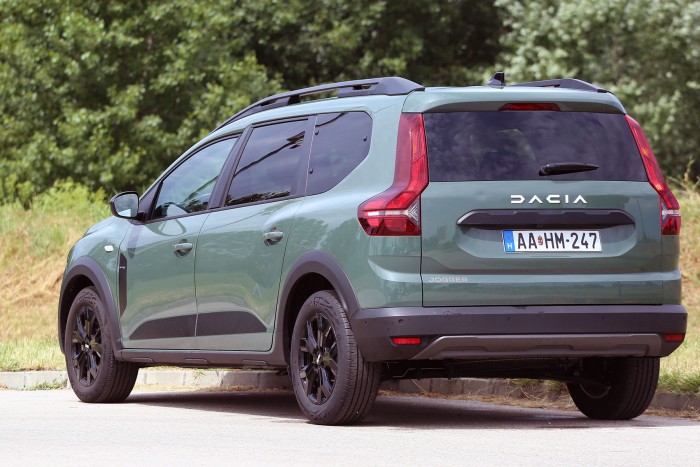 Értelmetlenül drágán tankolunk ebbe a Daciába 16 | Vezess Értelmetlenül drágán tankolunk ebbe a Daciába 16