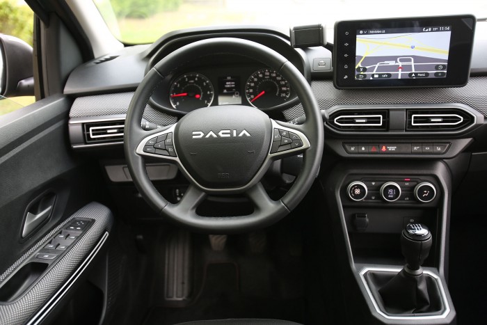 Értelmetlenül drágán tankolunk ebbe a Daciába 14 | Vezess Értelmetlenül drágán tankolunk ebbe a Daciába 14