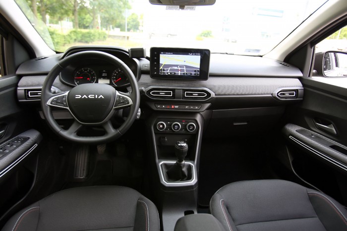 Értelmetlenül drágán tankolunk ebbe a Daciába 7 | Vezess Értelmetlenül drágán tankolunk ebbe a Daciába 7