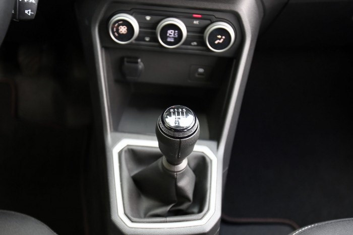 Értelmetlenül drágán tankolunk ebbe a Daciába 13 | Vezess Értelmetlenül drágán tankolunk ebbe a Daciába 13