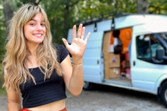 Leparkolt furgonjával a lány, utána jött a horror költség