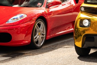 Fényűző luxusautók elől lopja el a showt ez a pöttöm autó