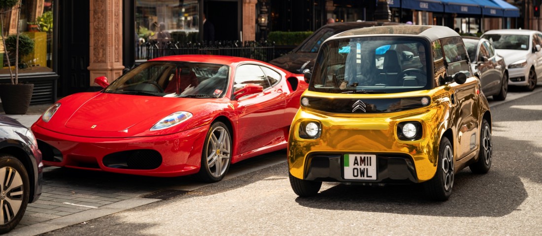 Fényűző luxusautók elől lopja el a showt ez a pöttöm autó