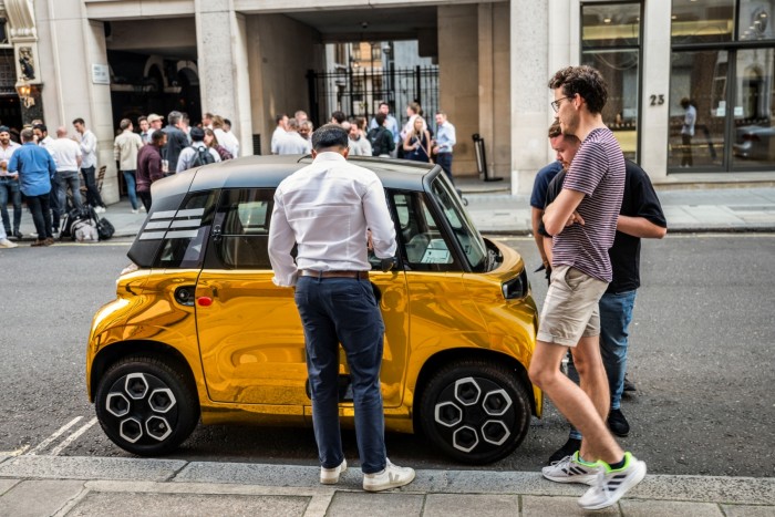 Fényűző luxusautók elől lopja el a showt ez a pöttöm autó 7