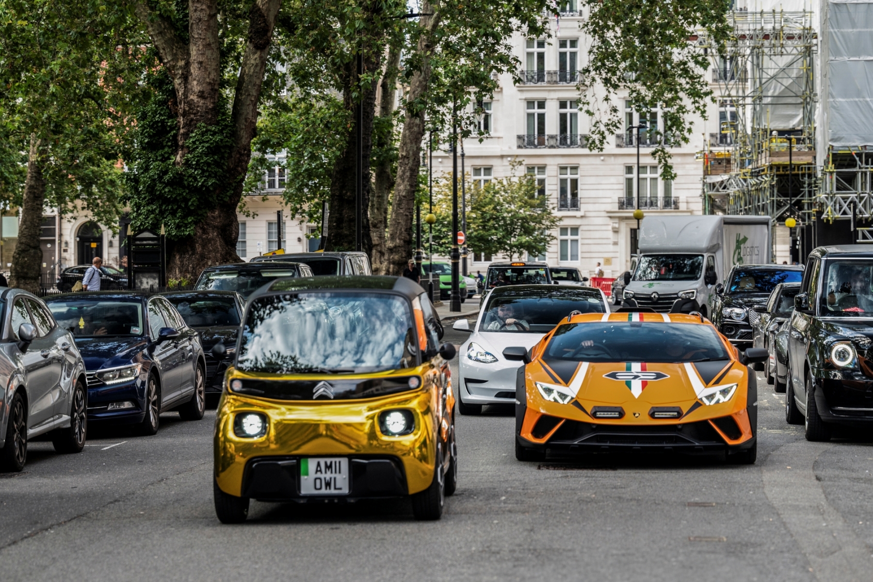 Fényűző luxusautók elől lopja el a showt ez a pöttöm autó 7