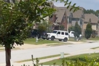 30 autónak ment neki ugyanabban az utcában az ámokfutó autós