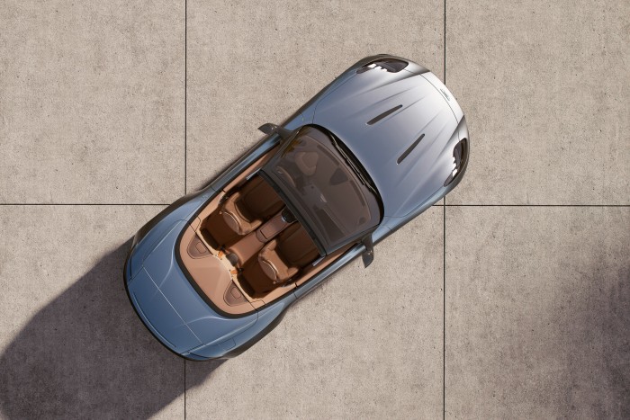 325 km/óra, nyitott tetővel 8