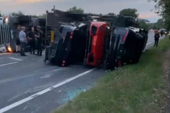 Felborult egy szuperautókkal teli autószállító, az anyagi kár jelentős