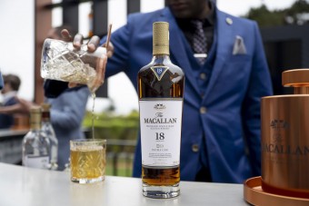 Patakokban folyik a whisky az autós luxusbulin