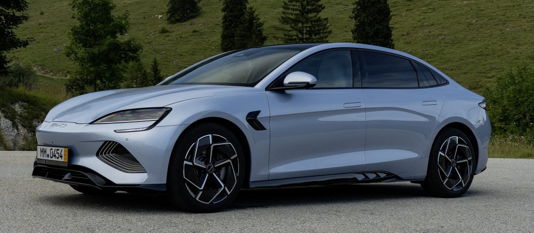 Technológiával és szépséggel támad az új kínai villanyautó