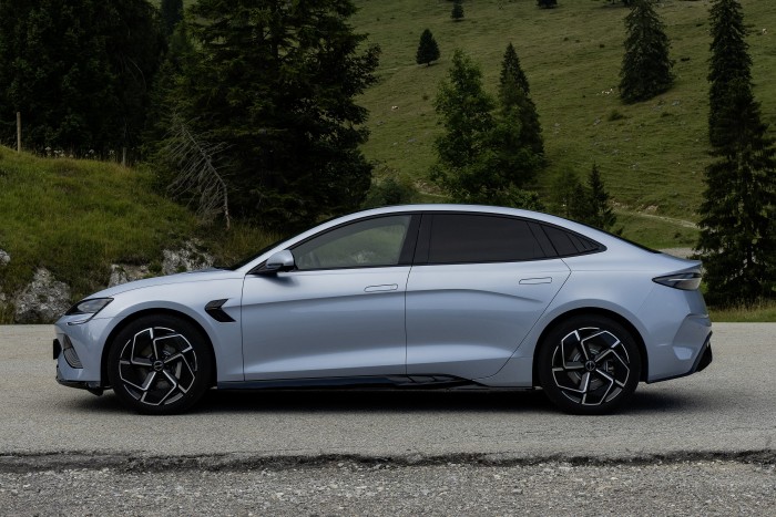 Technológiával és szépséggel támad az új kínai villanyautó 6