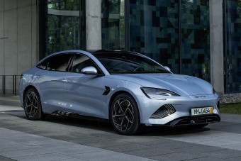 Technológiával és szépséggel támad az új kínai villanyautó