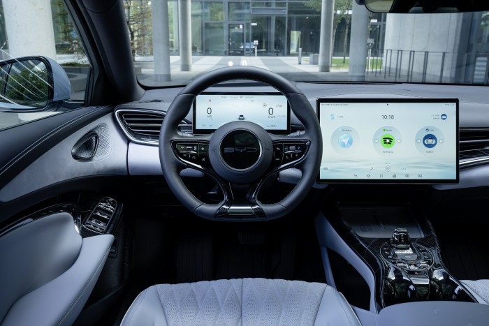 Technológiával és szépséggel támad az új kínai villanyautó 7