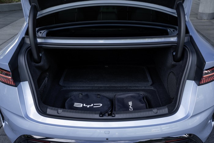 Technológiával és szépséggel támad az új kínai villanyautó 8