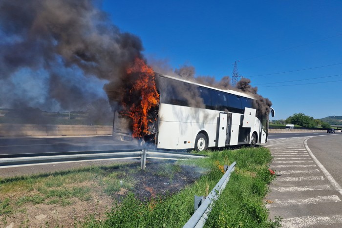 Fotókon az M3-ason lángoló távolsági busz 1