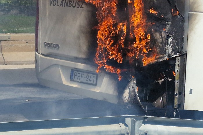 Fotókon az M3-ason lángoló távolsági busz 2