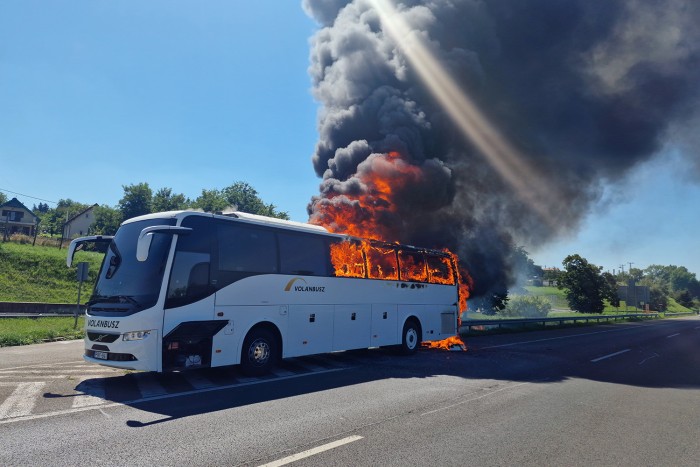 Fotókon az M3-ason lángoló távolsági busz 3