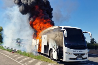Fotókon az M3-ason lángoló távolsági busz