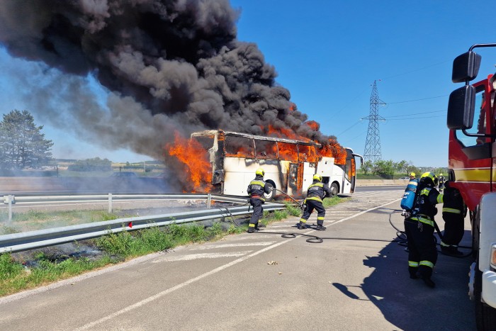 Fotókon az M3-ason lángoló távolsági busz 5
